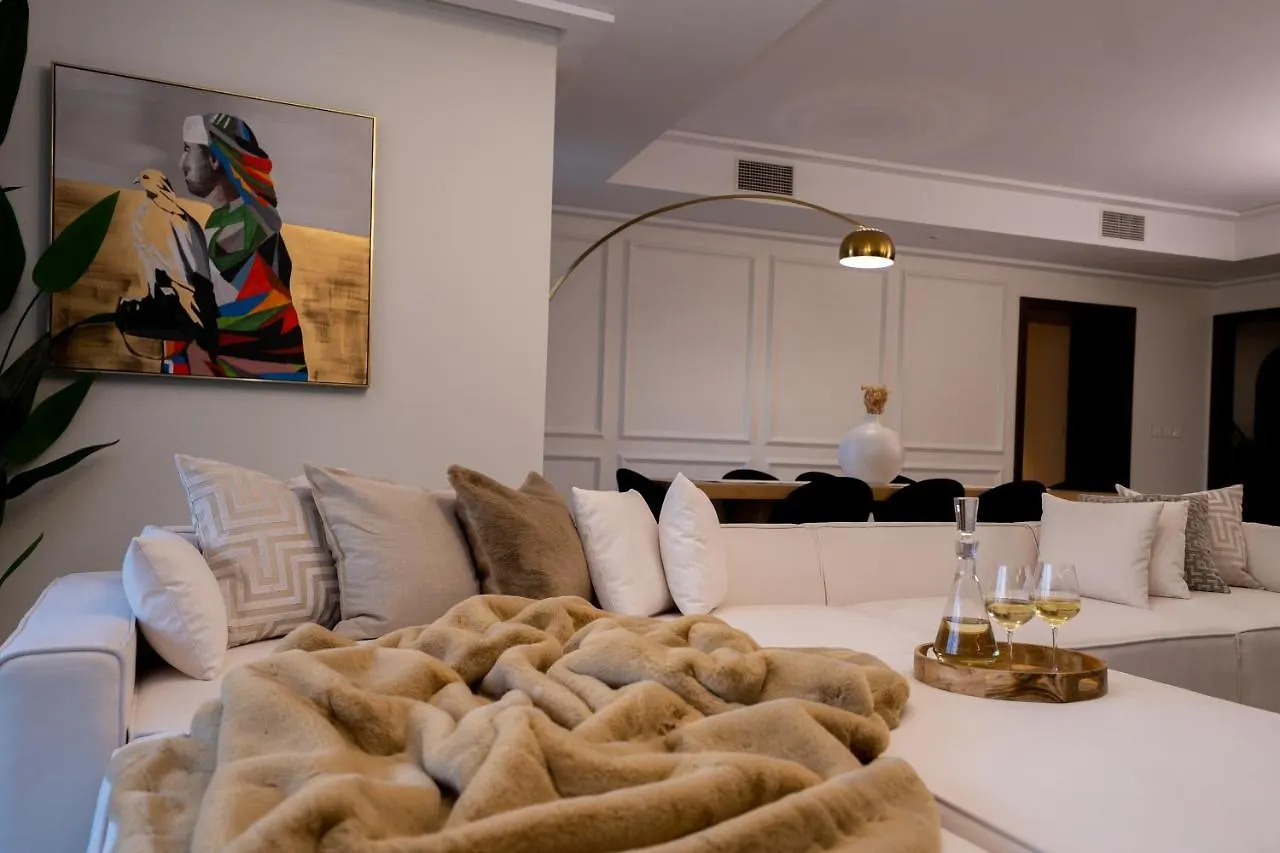 Majestay - Luxury Living Dubai Apartment