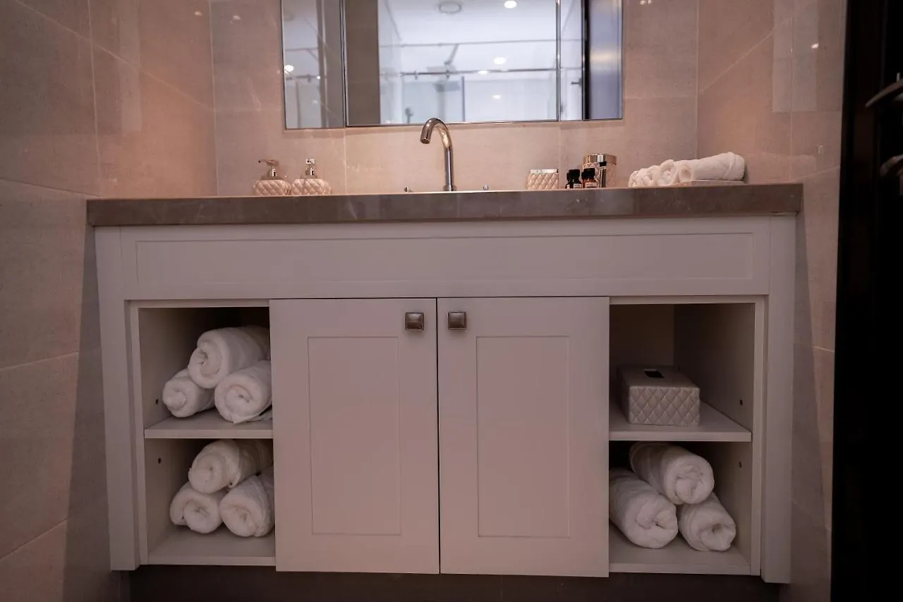 Majestay - Luxury Living Dubai Apartment